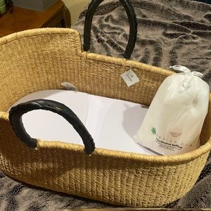 Design Dua Bilia Bassinet, bedding and stand